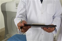 川普上傳AI醫療床影片重炒陰謀論　網路一片嘩然