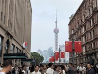 十一長假首日上海外灘現人潮  大批警力嚴陣以待