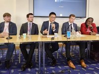 綠國際部主任赴英演說　民主自由可在威權挑戰下茁壯