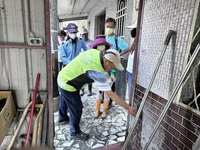 花蓮災民清理家園　台水：33處臨時供水站巡迴補水