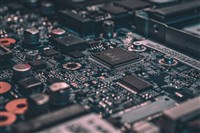 彭博：華為頂級AI晶片拆解　發現台積電和三星零組件