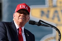 川普宣布明年80大壽當天　白宮舉行終極格鬥賽