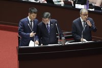 李洋首度立院備詢　卓榮泰協助解釋