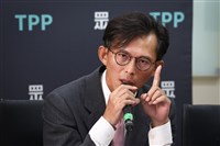 週刊爆兜售狗仔照片　黃國昌王鴻薇駁指控