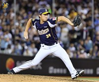 克服車禍傷痛　38歲投手李振昌獲中職東山再起獎
