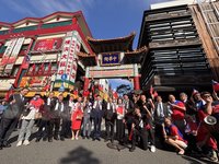 橫濱雙十國慶遊行氣氛熱烈  中華街旗海飄揚