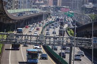 國慶日湧出遊車潮　高公局估國道上午9路段易塞