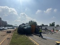 台中沙鹿大下坡路段大貨車自撞翻覆　駕駛受傷送醫
