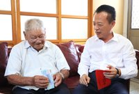 義竹104歲人瑞還能騎單車　翁章梁親贈重陽禮金
