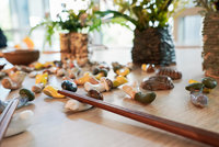 八里教養院與酒店合作　院生陶藝創作登餐桌