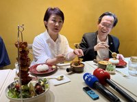 盧秀燕與蔡志弘品嚐咖哩  兩人閒話台中國際料理