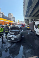 新北中和行車糾紛　汽車遭騎士丟鞭炮當街起火