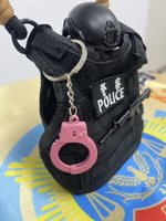 高雄警響應「粉紅旋風」 宣導防詐還抽粉紅手銬吊飾