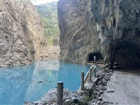 花蓮立霧溪堰塞湖漫淹路面　出動怪手嘗試開挖引流