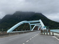 立霧溪水位持續上漲恐封太魯閣大橋  鐵公路備戰