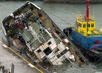 基隆港停航油駁船進水　船頭沉沒幸無重油
