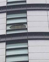 台中新光三越外牆玻璃破損  中市府現勘張貼警告