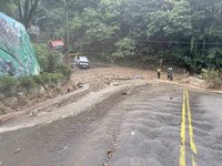 北市陽明山菁山路土石滑落　寶藏巖擋土牆崩落