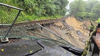 連日豪雨台鐵平溪線路基流失百公尺　23日續停駛