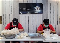 八方雲集研擬雞肉鍋貼　乾杯豬五花溯源後恢復供應