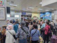 金門小三通短暫復航中轉客湧機場　候補逾300人返台