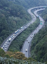 光復節連假第2天　國5北返車潮恐塞到深夜