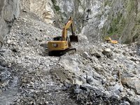 燕子口堰塞湖減災工程  施工便道推進到壩頂