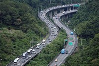 光復節連假收假日 國道大致正常