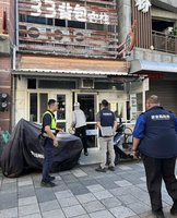 恆春非法民宿業者闖房猥褻3女　到案稱酒後失態