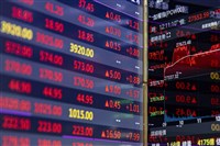 台股頻創高散戶居高思危　10月消費者信心指數略降