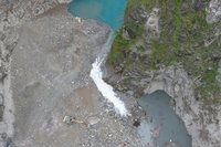 燕子口堰塞湖續降挖　大型挖土機進場增加通洪斷面