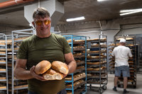 一條麵包的戰線:烏東烘培工場內生命與希望一同出爐