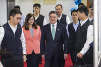 歡慶海巡節 卓榮泰勉善用普發一萬玩國旅吃豬肉