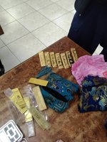 苗栗市貓裏山公園赫見7條黃金與現金　警方尋找失主