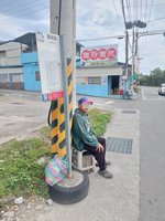 龍過脈村落長輩坐板凳太陽下候車　台東議員批縣府