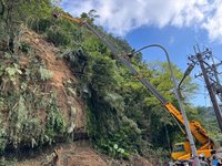 基隆興隆街邊坡崩塌　高處仍有巨石持續封閉道路