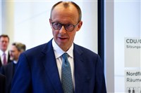 內鬥、政策停頓、民調下滑 德總理上台半年危機湧現