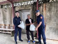 颱風鳯凰來襲　澎湖望安警消助82戶獨居長者防颱