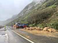 新北萬里凌晨土石崩落占道　上午清除開放通行