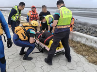 彰化漢寶濕地釣客意識不清　消防海巡徒步救援送醫