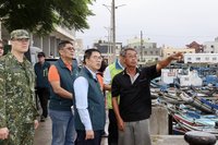 颱風鳳凰逼近　黃偉哲視察漁港及社區鄰里