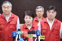 颱風鳳凰來襲  載有8人故障油輪被拖往台中港