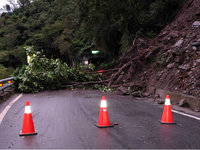 南橫新武路段落石阻斷道路　預計上午9時搶通