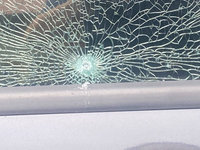 高雄美濃區車窗疑遭鋼珠打裂　警方鎖定對象追查