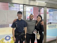 英國旅客酒後搭車遺失錢包　台中警調監視器助尋回