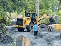 花蓮萬榮、鳳林啟動重機具道路清淤  周邊道路交管