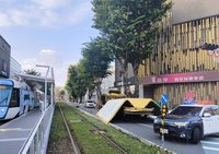 高雄大貨車擦撞路樹　箱體崩解波及1騎士