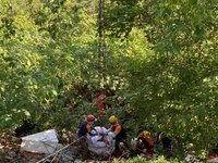 專業垂降隊助陣　台東首度淨山清運200包垃圾