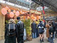 台灣天燈快閃倫敦市集　英國民眾一早排隊盼赴台旅遊