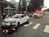 7旬翁開車經高雄楠梓撞多部機車　9人受傷送醫